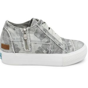 Blowfish Mamba Wedge size 6.5 in Gray Camo